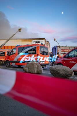 Großbrand in Lagerhalle bei einem Abfallentsorger - Feuerwehr mit über 120 Kräften bereits seit Mittwoch Abend im Einsatz