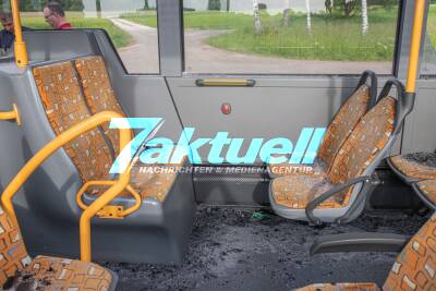 Linienbus von LKW fast aufgeschlitzt - Bus kracht gegen LKW: Mehrere Schwerverletzte nach Busunfall - Strecke Stundenlang gesperrt