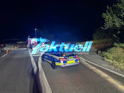 A8: BMW in Vollbrand in der Ausfahrt Esslingen - Feuerwehr Neuhausen löscht das Feuer - Ausfahrt gesperrt