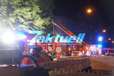 Dachtstuhlbrand löst Großeinsatz der Feuerwehr aus
