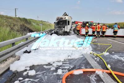 LKW kracht in Pannen-Laster - Schwerer Unfall auf der A8 - Tonnenweise Zeitschriften verteilen sich auf der Autobahn - 1 Fahrzeug brennt komplett aus