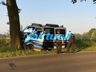 Gegen Baum geprallt: Polizeisprinter schwerst verunglückt - 3 Beamte der Bereitschaftspolizei schwer verletzt