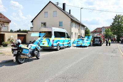 Tödlicher Unfall: Mercedes-Fahrer kracht in Wagen eines Senioren-Ehepaares: Erfolglose Reanimation auf offener Straße - Verursacher prallt Meterweit entfernt in Gartenmauer