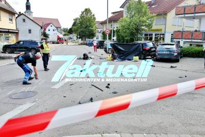 Tödlicher Unfall: Mercedes-Fahrer kracht in Wagen eines Senioren-Ehepaares: Erfolglose Reanimation auf offener Straße - Verursacher prallt Meterweit entfernt in Gartenmauer