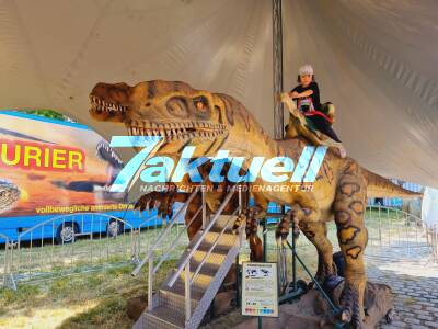 Dinosaurier in Stgt Vaihingen - Schon am ersten Tag zahlreiche Besucher - Voxen von Dinofans