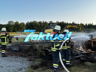 Feldscheune in Vollbrand - Scheune komplett abgebrannt - 3 Feuerwehren im Löscheinsatz