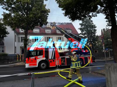 Gebäudebrand in Esslingen - Großeinsatz mit 2 Drehleitern zum Löschen - 