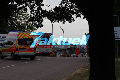 Verpuffung beim Sprit Nachfüllen: Pickup und Spezialanhänger mit hochwertiger technischer Ausrüstung verbrannt