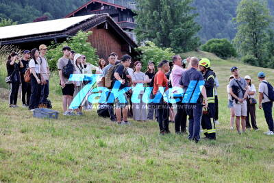 Reisebus in Flammen und ausgebrannt - Taiwanesen stehen am 1. Reisetag ohne Gepäck da - Flammen on tape - Gepäck fällt den Flammen zum Opfer
