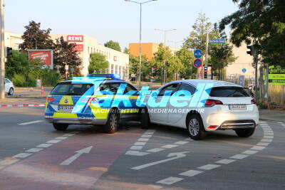Streifenwagen verunfallt auf Einsatzfahrt - Drei Autos krachen in Leipzig zusammen
