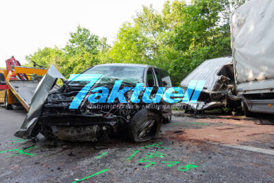 Tödlicher Frontalcrash - PKW Fahrer stirbt im Unfallwrack - Lastwagenfahrer mit Rettungshubschrauber in Klinik geflogen