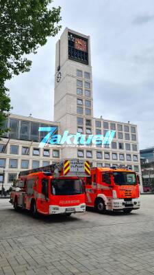Fahrzeuge der Berufsfeuerwehr Stuttgart stehen am Marktplatz - im Hintergrund das Stuttgarter Rathaus