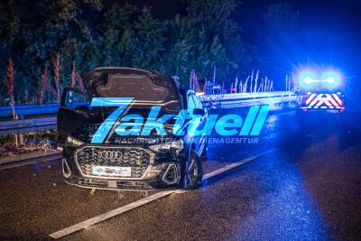 Mercedes CLS kracht auf nasser Fahrbahn gegen Audi - 4 Verletzte Insassen - Mercedes schleudert ins Gebüsch