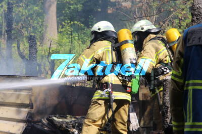 Gartenhausbrand fordert Großeinsatz der Feuerwehr und Sperrung der Bahnstrecke