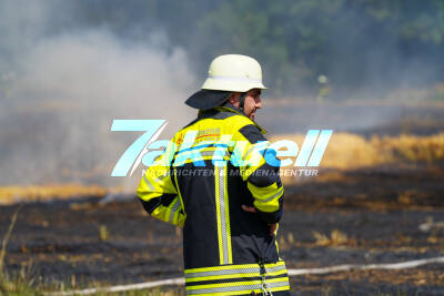 Flächenbrand von ca 1,5 Hektar mehrere Feuerwehren im Einsatz - Landstraße komplett gesperrt 