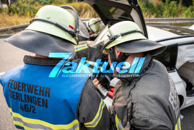 Verkehrsunfall im Krumbachtal: Feuerwehr nach Verkehrsunfall zwischen Gerlingen und Leonberg im Einsatz - 40.000 EUR Schaden
