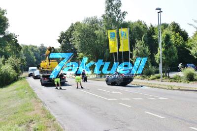 Vorfahrtsunfall: Unfall mit zwei Fahrzeugen in Weissach im Tal - Ein PKW überschlagen, landet auf Dach