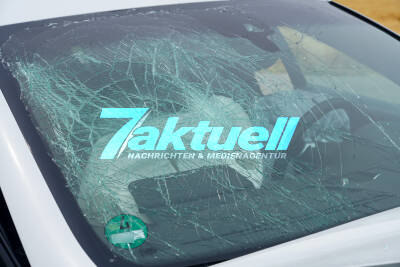Dacia übersieht Porsche Panamera auf Landstraße, beide Autos krachen zusammen - eine Person Schwer Verletzt