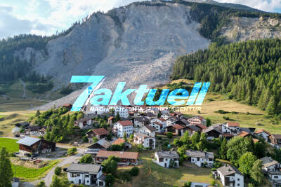 Ort im Nov 2024 evakuiert, erneut droht Hangrutsch in Brienz - Luftaufnahmen von den Gesteinsmassen und dem Bergdorf in Graubünden (Schweiz)