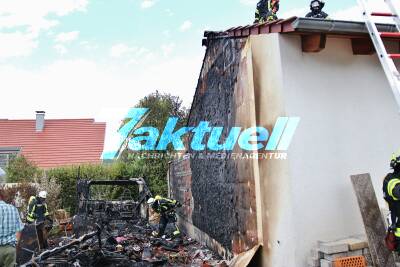 Wohnmobil in Vollbrand - Feuerwehr kann angrenzendes Wohnhaus schützen - Fahrzeug brennt vollständig aus