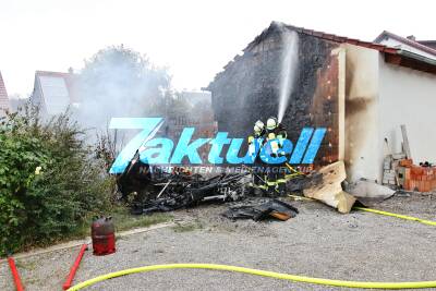 Wohnmobil in Vollbrand - Feuerwehr kann angrenzendes Wohnhaus schützen - Fahrzeug brennt vollständig aus