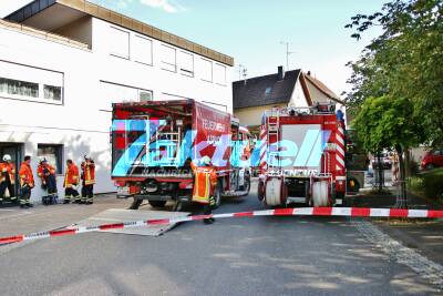 Gasleck beim Ausbau von Glasfasernetz? - Feuerwehr evakuiert ganze Wohnstraße - Stadtwerke suchen Leck