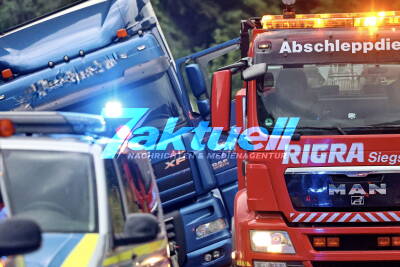 Sattelzug durchbricht Schutzplanke und walzt Radweg nieder - Hoher Sachschaden - Glück für Schulkinder in Unterjettenberg