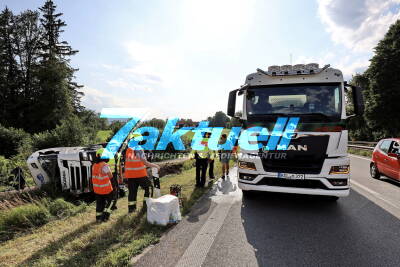 BAB 8: Tank-Sattelzug mit 21 000 Litern Milch kommt von der Fahrbahn ab und landet im Graben - 20 Tonnen Milch abgepumpt - Bergung mit 2 Kränen und Hebekissen