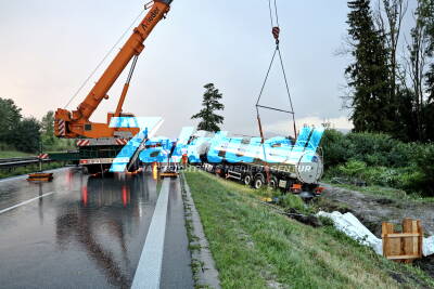 BAB 8: Tank-Sattelzug mit 21 000 Litern Milch kommt von der Fahrbahn ab und landet im Graben - 20 Tonnen Milch abgepumpt - Bergung mit 2 Kränen und Hebekissen