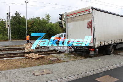 Straßenbahn kracht in LKW - Unfall in Leipzig