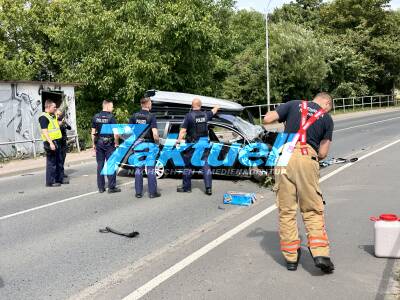 Fahrzeug rammte Trafostation - Suche nach möglichem Kind erfolglos: Fahrer schwer verletzt nach dramatischem Crash