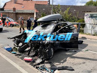 Fahrzeug rammte Trafostation - Suche nach möglichem Kind erfolglos: Fahrer schwer verletzt nach dramatischem Crash