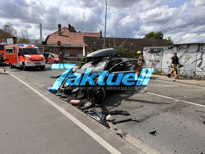 Fahrzeug rammte Trafostation - Suche nach möglichem Kind erfolglos: Fahrer schwer verletzt nach dramatischem Crash