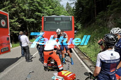 Rennradfahrer kracht bei Talfahrt fast ungebremst in Heck von Linienbus - Unfall überschattet Charity-Rad-Event
