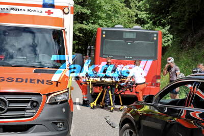 Rennradfahrer kracht bei Talfahrt fast ungebremst in Heck von Linienbus - Unfall überschattet Charity-Rad-Event