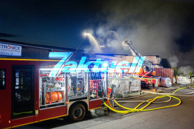 Elektrofahrzeug-Firma brennt nieder - Oldtimer in Nebenhalle verbrannt - Mehrere Millionen Schaden - heftige Rauchwolke bei Großbrand im Industriegebiet