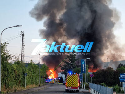 Elektrofahrzeug-Firma brennt nieder - Oldtimer in Nebenhalle verbrannt - Mehrere Millionen Schaden - heftige Rauchwolke bei Großbrand im Industriegebiet