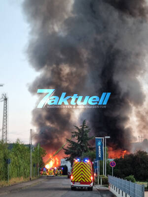 Elektrofahrzeug-Firma brennt nieder - Oldtimer in Nebenhalle verbrannt - Mehrere Millionen Schaden - heftige Rauchwolke bei Großbrand im Industriegebiet