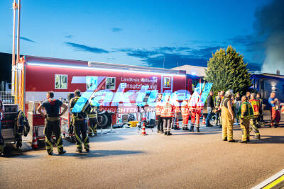 Elektrofahrzeug-Firma brennt nieder - Oldtimer in Nebenhalle verbrannt - Mehrere Millionen Schaden - heftige Rauchwolke bei Großbrand im Industriegebiet
