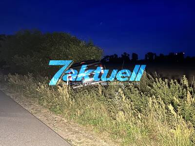 Mit Kind und 1,07 Promille Alkohol im Pickup unterwegs - von Straße abgekommen und verunfallt