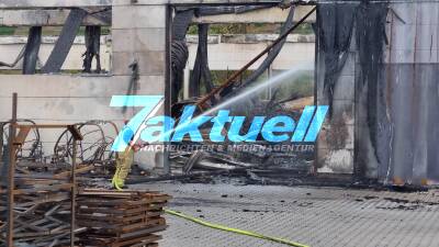Elektrofahrzeug-Firma brennt nieder - Oldtimer in Nebenhalle verbrannt - Mehrere Millionen Schaden - heftige Rauchwolke bei Großbrand im Industriegebiet