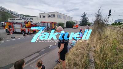 Elektrofahrzeug-Firma brennt nieder - Oldtimer in Nebenhalle verbrannt - Mehrere Millionen Schaden - heftige Rauchwolke bei Großbrand im Industriegebiet