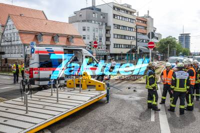 Krankenwagen kracht gegen Zacke - 2 Verletzte - Radwagen entgleist
