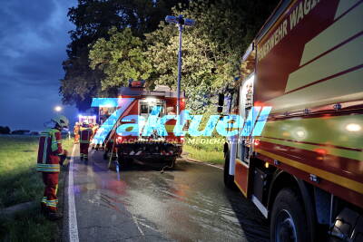 21-jähriger BMW-Fahrer schwer verletzt - BMW-Kombi wickelt sich um Alleebaum - Feuerwehr befreit Lenker erst nach einer Stunde - zwei Mitfahrer verletzt 