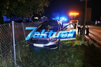 Heftige Randale in Streifenwagen, so dass Polizeifahrzeug verunfallt und die Flucht gelingt! Suche mit Hubschrauber ergebnislos