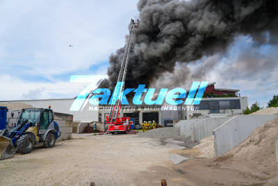 Millionenschaden bei Großbrand: Lagerhalle steht lichterloh in Vollbrand - schwarze Rauchwolke kilometerweit sichtbar - 