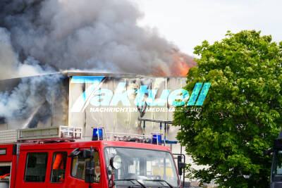 Millionenschaden bei Großbrand: Lagerhalle steht lichterloh in Vollbrand - schwarze Rauchwolke kilometerweit sichtbar - 