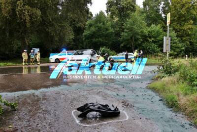 Tödlicher Motorradcrash: Zweiradfahrer beim Wenden von Fahrschul-Auto übersehen - Fahrer stirbt, Sozia lebensgefährlich verletzt