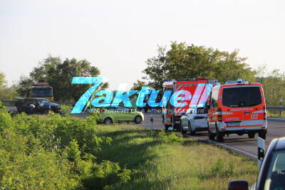 Schwerer Verkehrsunfall auf Bundesstraße in Leipzig - Auto gerät in Gegenverkehr