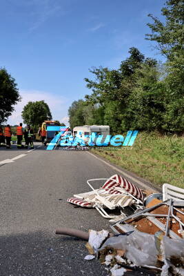 Unfallserie mit Wohnwagen-Gespannen im Berchtesgadener Land hält Rettungskräfte auf Trab - Kleinwagen wird von Wohnwagen-Reifen in die Luft geschleudert und überschlägt sich